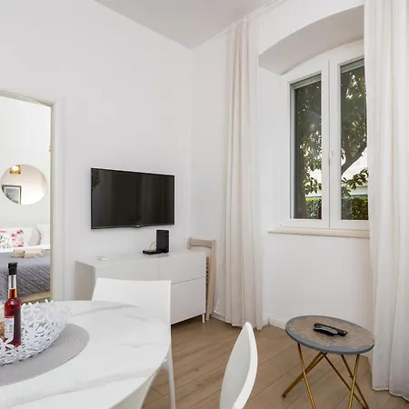 Luka Apartment *